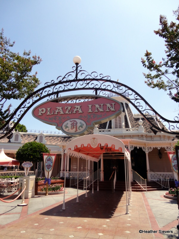 Review: Disneyland’s Plaza Inn (Fried Chicken!)
