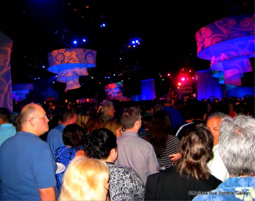The-main-party-area-as-we-entered-the-pavilion-with-the-crowd.-500x395.jpg