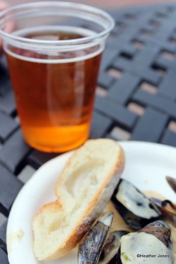 Leffe-and-Steamed-Mussels-with-Roasted-Garlic-Cream-Baguette-350x525.jpg
