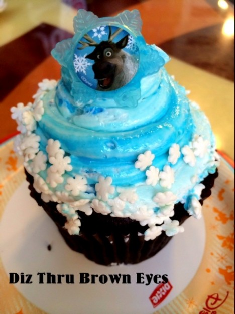 This cupcake features Sven!