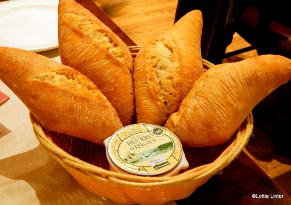 The nicely presented bread basket