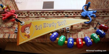 Banner-over-kiosk-hey-howdy-hey-takeaway