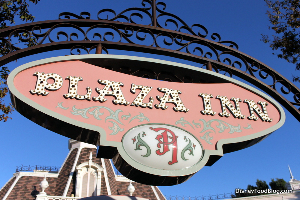 Disneyland Must-Eats: Fried Chicken at the Plaza Inn | the disney food blog