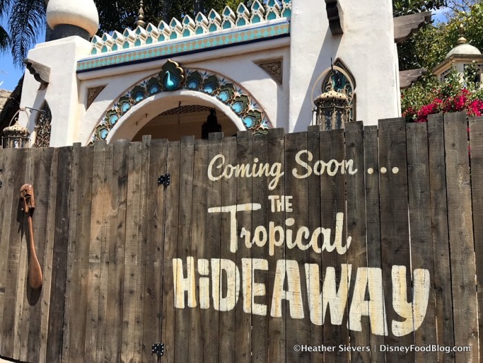 [Disneyland Park] The Tropical Hideaway (2018) The-tropical-hideaway-construction-wall-1-700x526