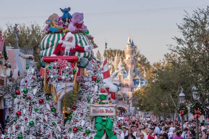 Disneyland-at-Christmas--700x467.jpg