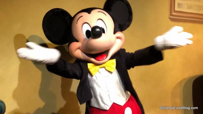 Mickey-Mouse-Meet-and-Greet-Disneyland-1