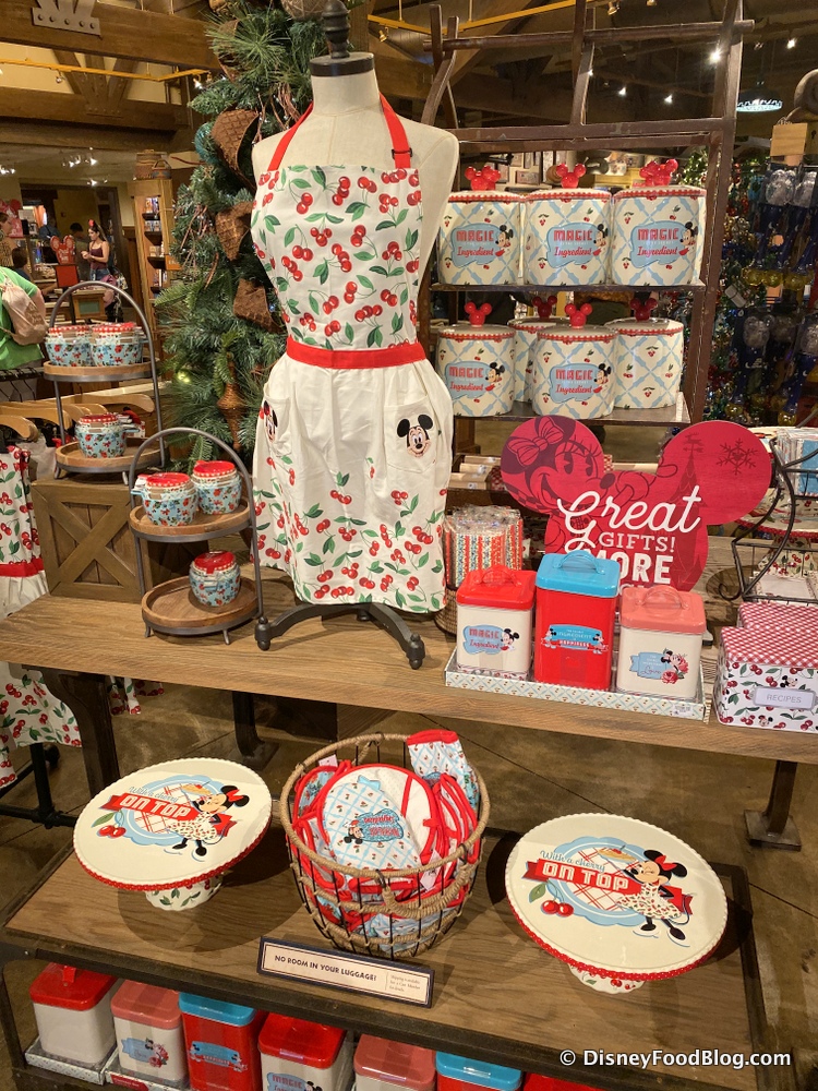 Classic Disney Mickey & Minnie Kitchen Supplies Set - Bundle with Black &  Red Classic Mickey & Minnie Mouse Pot Holders & Oven Mitts (Disney Kitchen