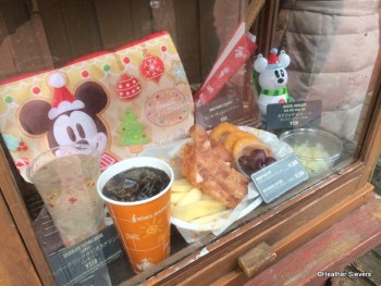 Dining in Tokyo Disneyland: Park Snacks, Plus a Few Meals, Too! | the ...