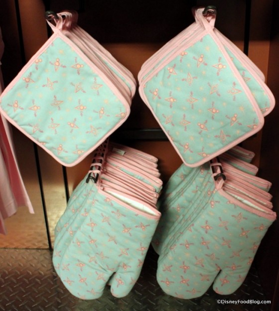 Flo's V-8 oven mitts and potholders