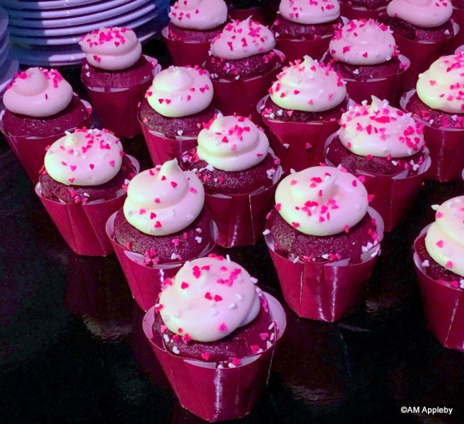 Queen of Hearts Red Velvet Cupcake)