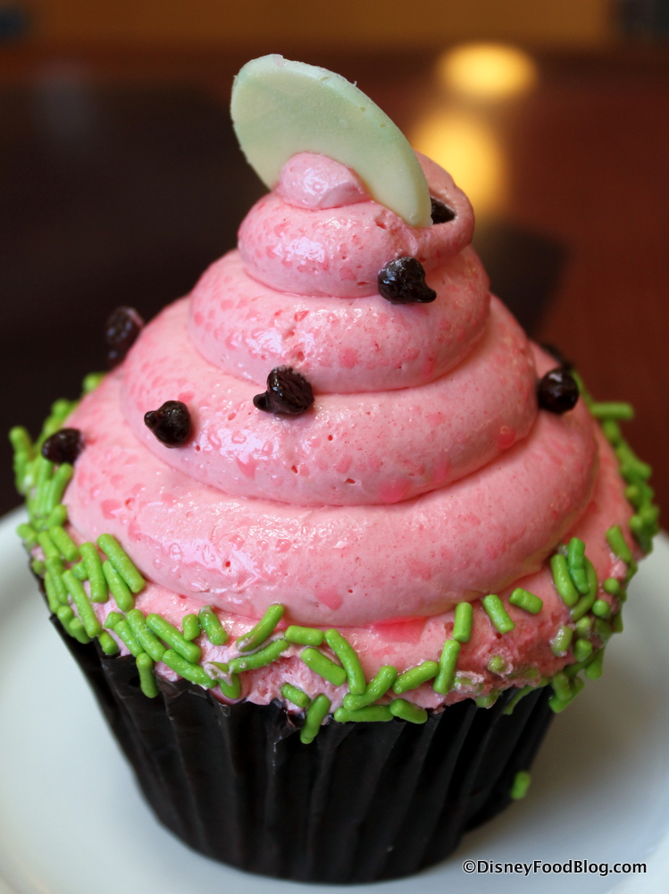 Review: Watermelon Cupcake at Disney's Contempo Cafe | the disney food blog