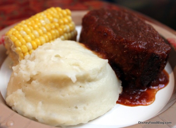 Beilagen mit langsam gebratenem Schweinefleisch