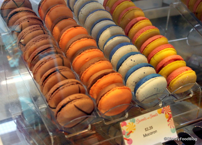 So many colorful macarons!
