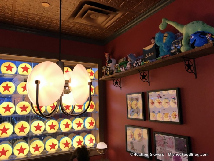 Lamplight Lounge decor