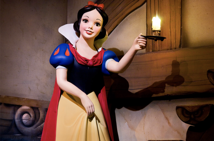 Snow-Whites-Scary-Adventures-Disneyland-