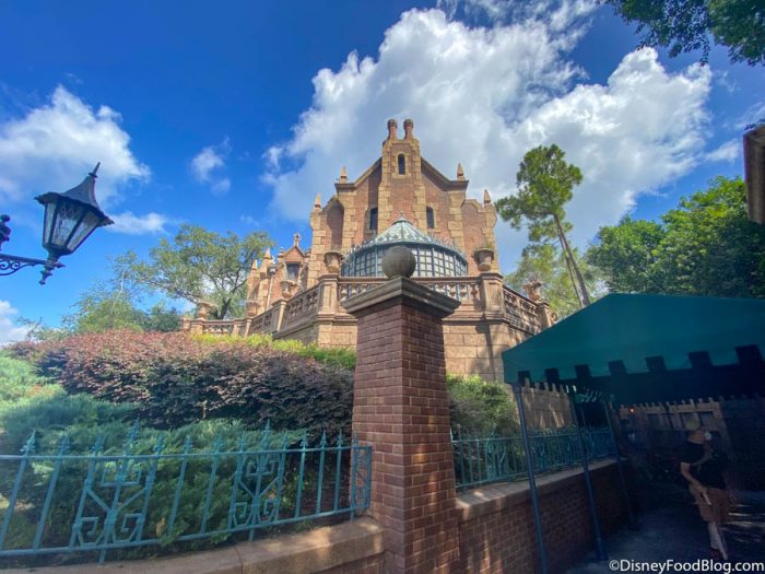 There’s Something MAJOR Missing From The Haunted Mansion in Disney World’s Magic Kingdom 