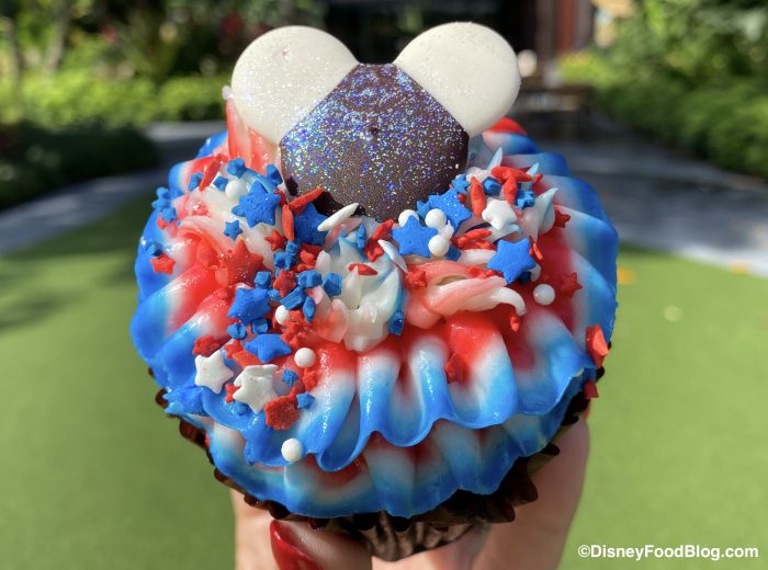 Review! We Found a Very Festive Fourth of July Cupcake in Disney World! 