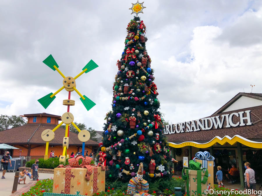 https://www.disneyfoodblog.com/wp-content/uploads/2020/11/2020-WDW-Disney-Springs-Christmas-Tree-Stroll-Main-Tree_.jpg