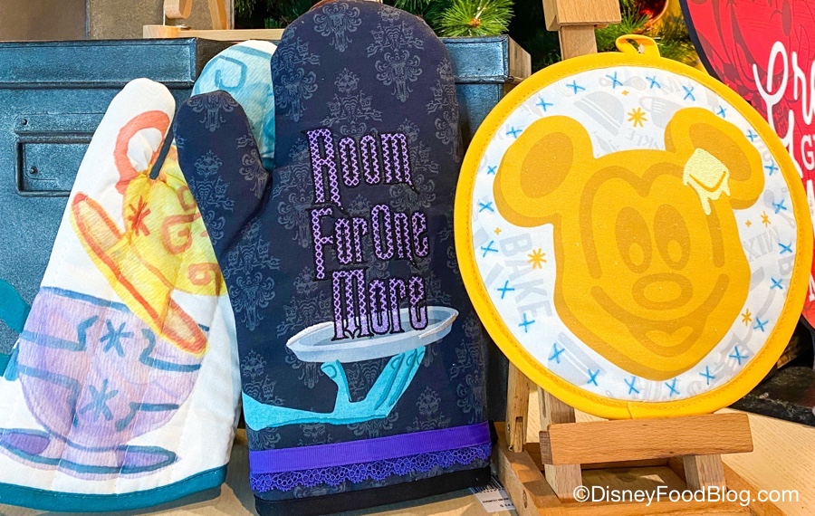 PHOTOS These Oven Mitts at Disney World Are Holiday