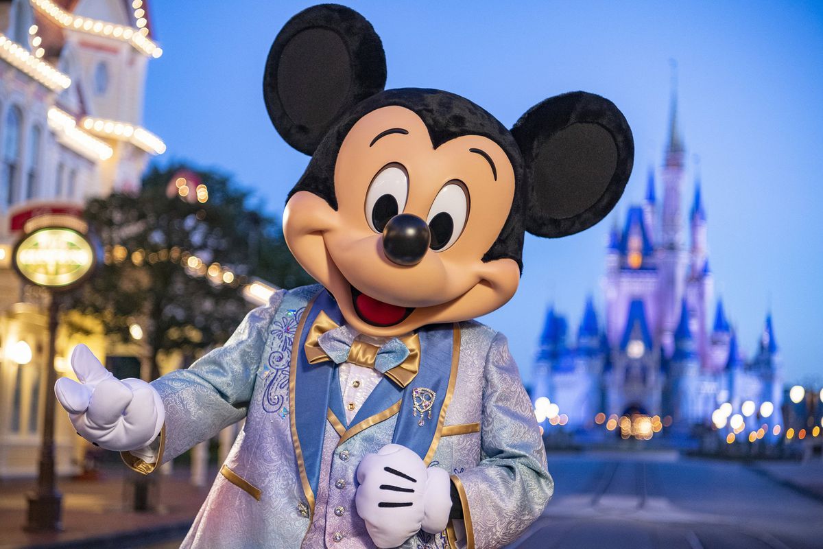 Walt Disney World Parks 50th Anniversary Mickey Mouse Castle PASSHOLDER Pin