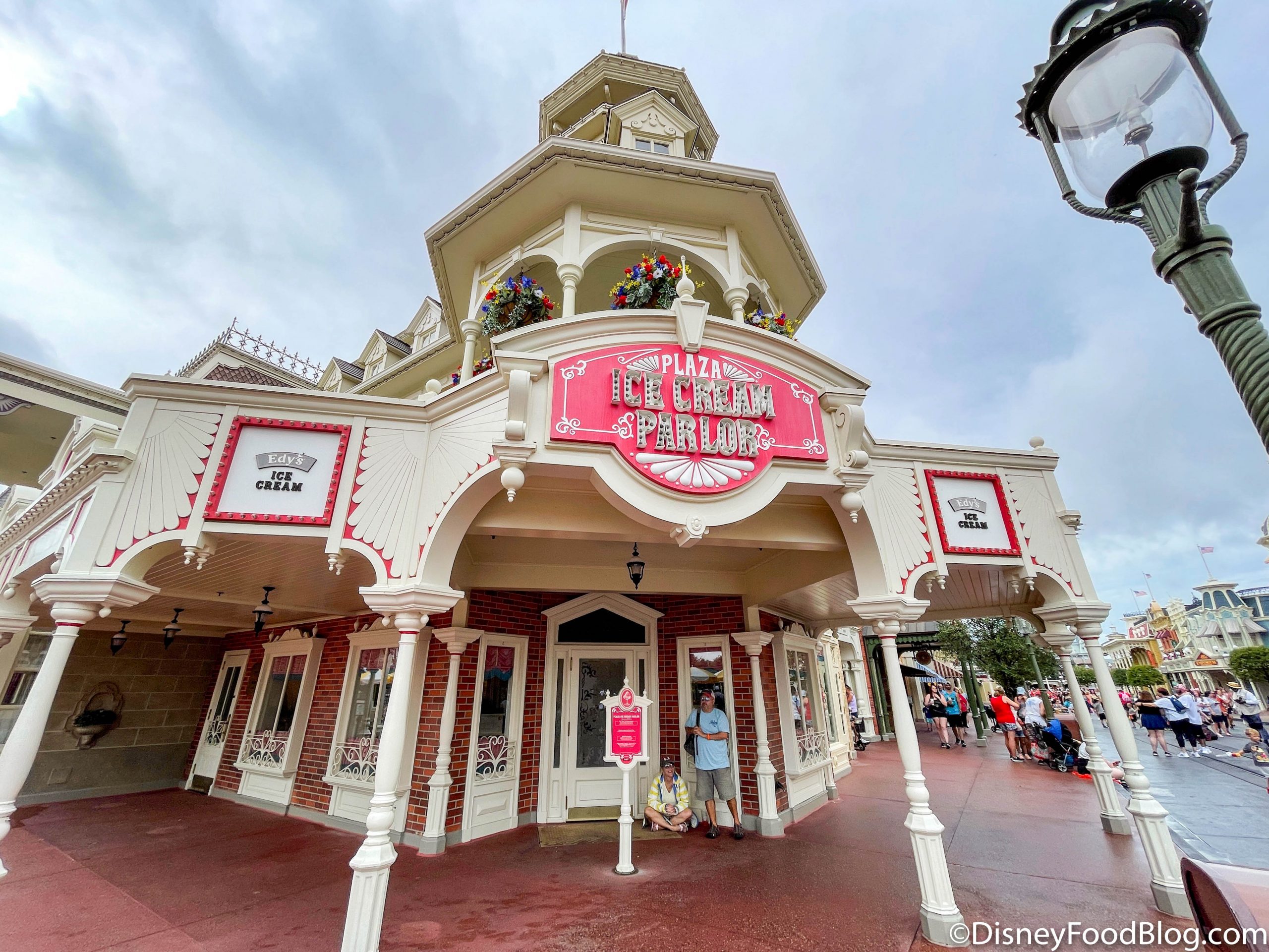 Review: Ice Cream Cookie Sandwiches Are Back at a Magic Kingdom Favorite