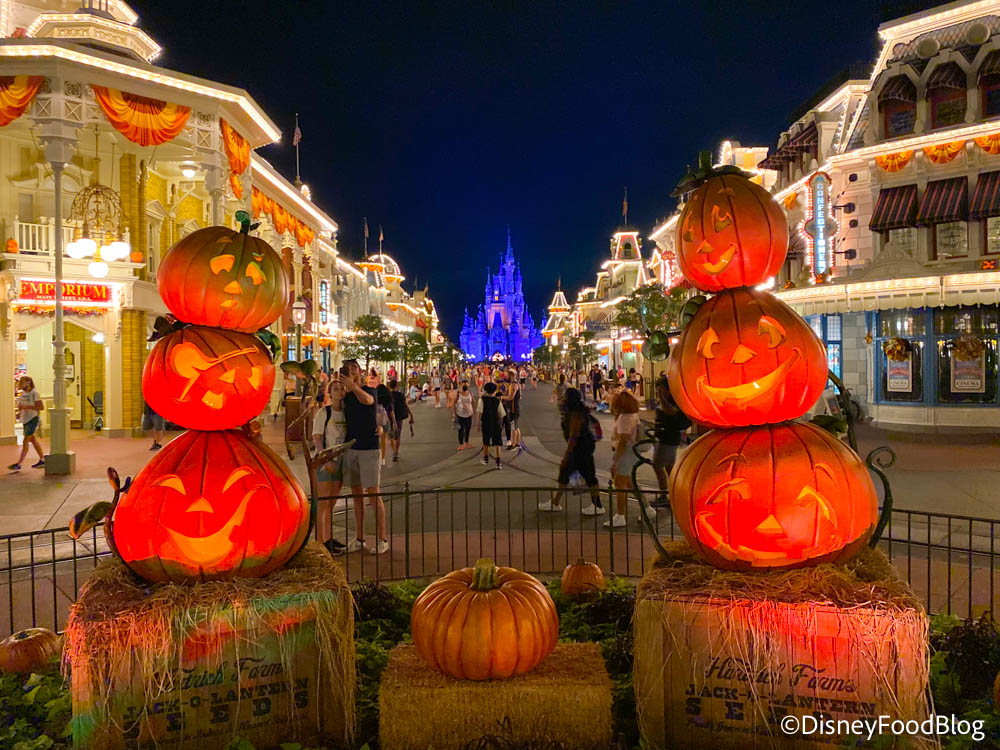 2021-wdw-magic-kingdom-pumpkins-hallowee