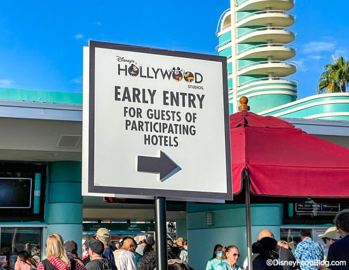 Hollywood-Studios-Entrance-crowds-mornin