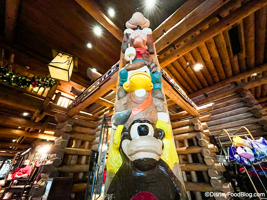 Disney Figurine - Wilderness Lodge - Mickey & Friends Totem Pole