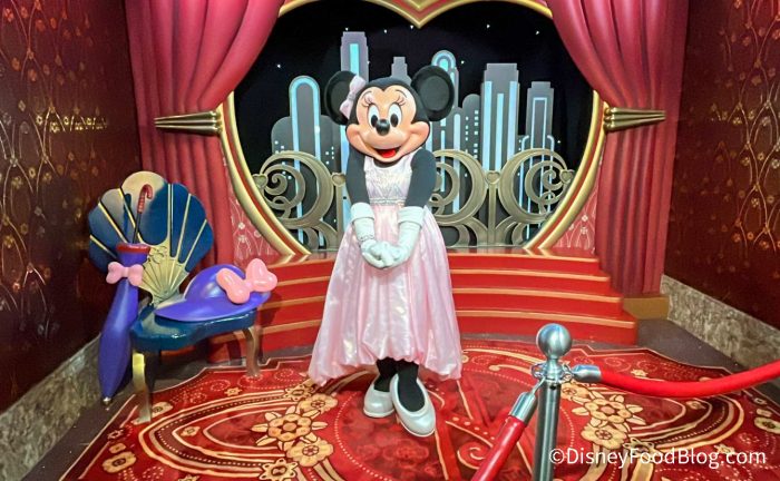 2022-wdw-dhs-red-carpet-dreams-character