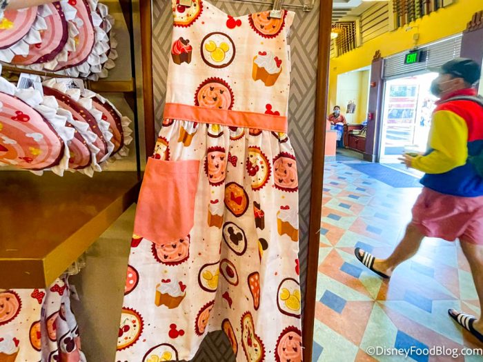 NEW SEASONAL HALLOWEEN DISNEY Mickey Minnie Kitchen Mitts Towels Apron Variety 