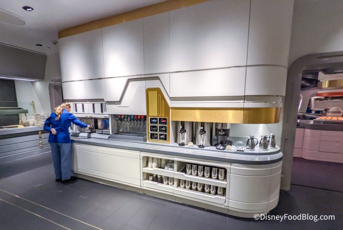 https://www.disneyfoodblog.com/wp-content/uploads/2022/02/2022-wdw-star-wars-hotel-galactic-starcruiser-media-preview-crown-of-corellia-dining-room-lunch-buffet-area-drink-station-700x470.jpg