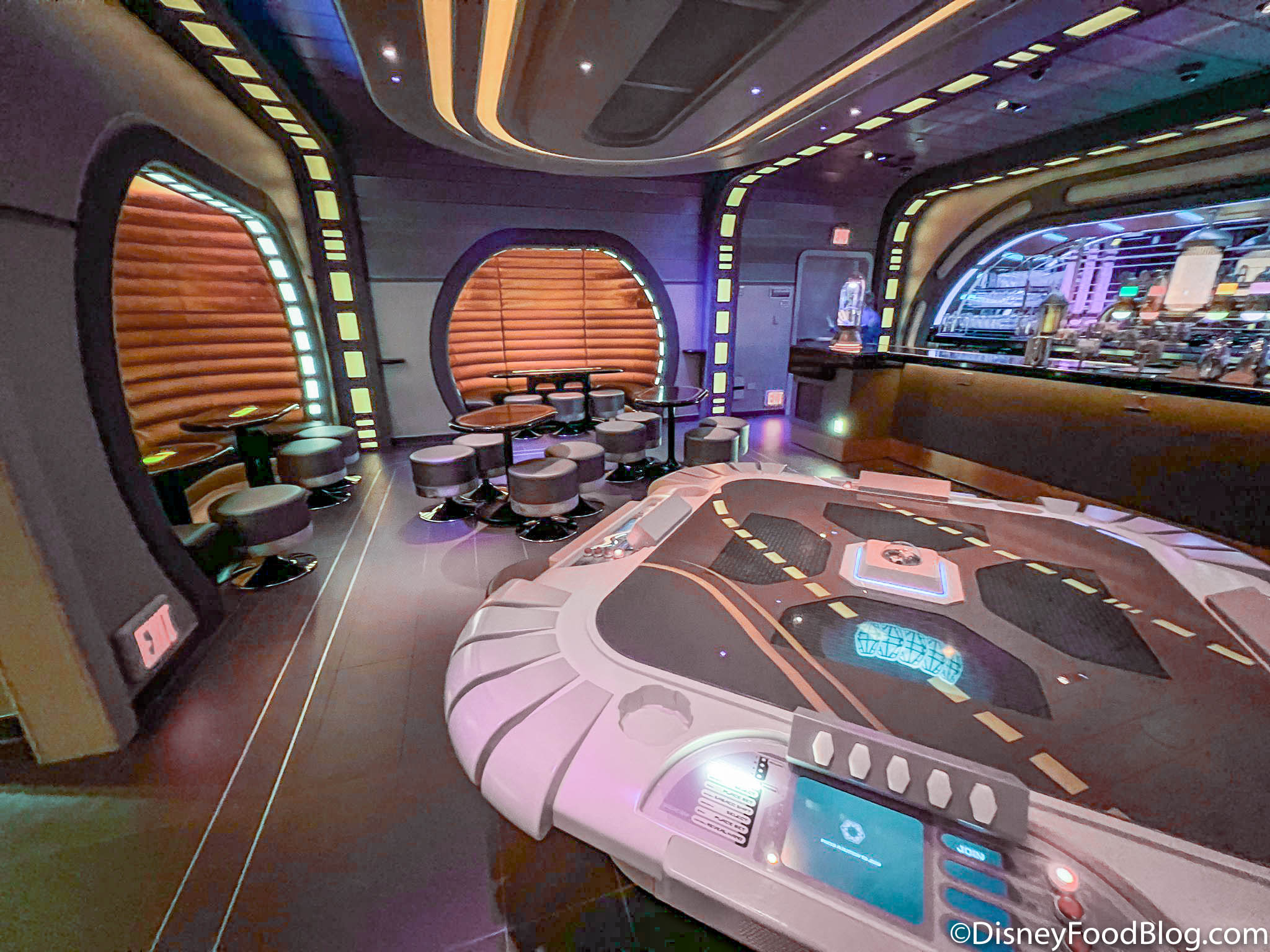 https://www.disneyfoodblog.com/wp-content/uploads/2022/02/2022-wdw-walt-disney-world-star-wars-galactic-starcruiser-hotel-media-preview-sublight-lounge-holo-sabacc-seating-tables-atmosphere-12.jpg