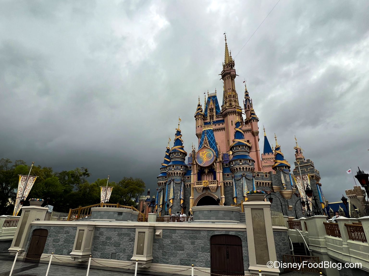 2022-wdw-mk-cinderella-castle-stormy-storms-rain-1536x1152.jpg