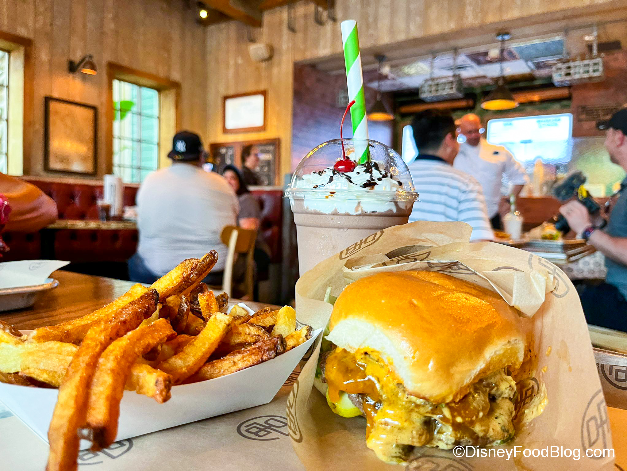 REVIEW – A Holly Jolly Meal at D-Luxe Burger