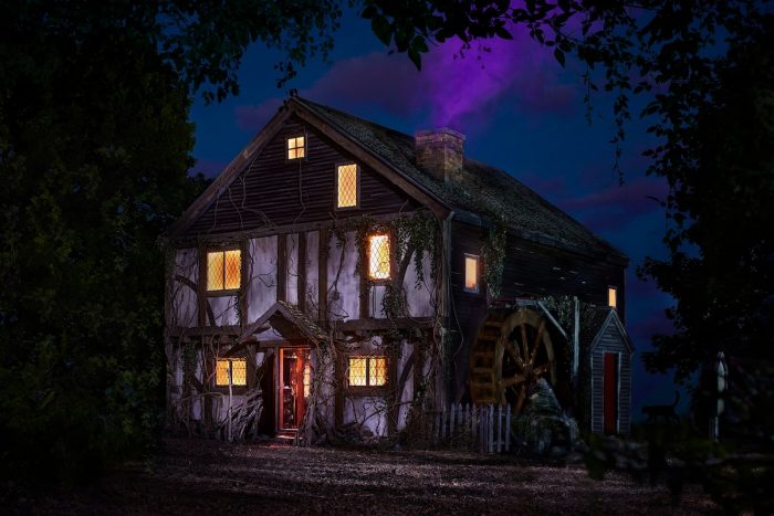 airbnb-hocus-pocus-cottage-1-700x467.jpe