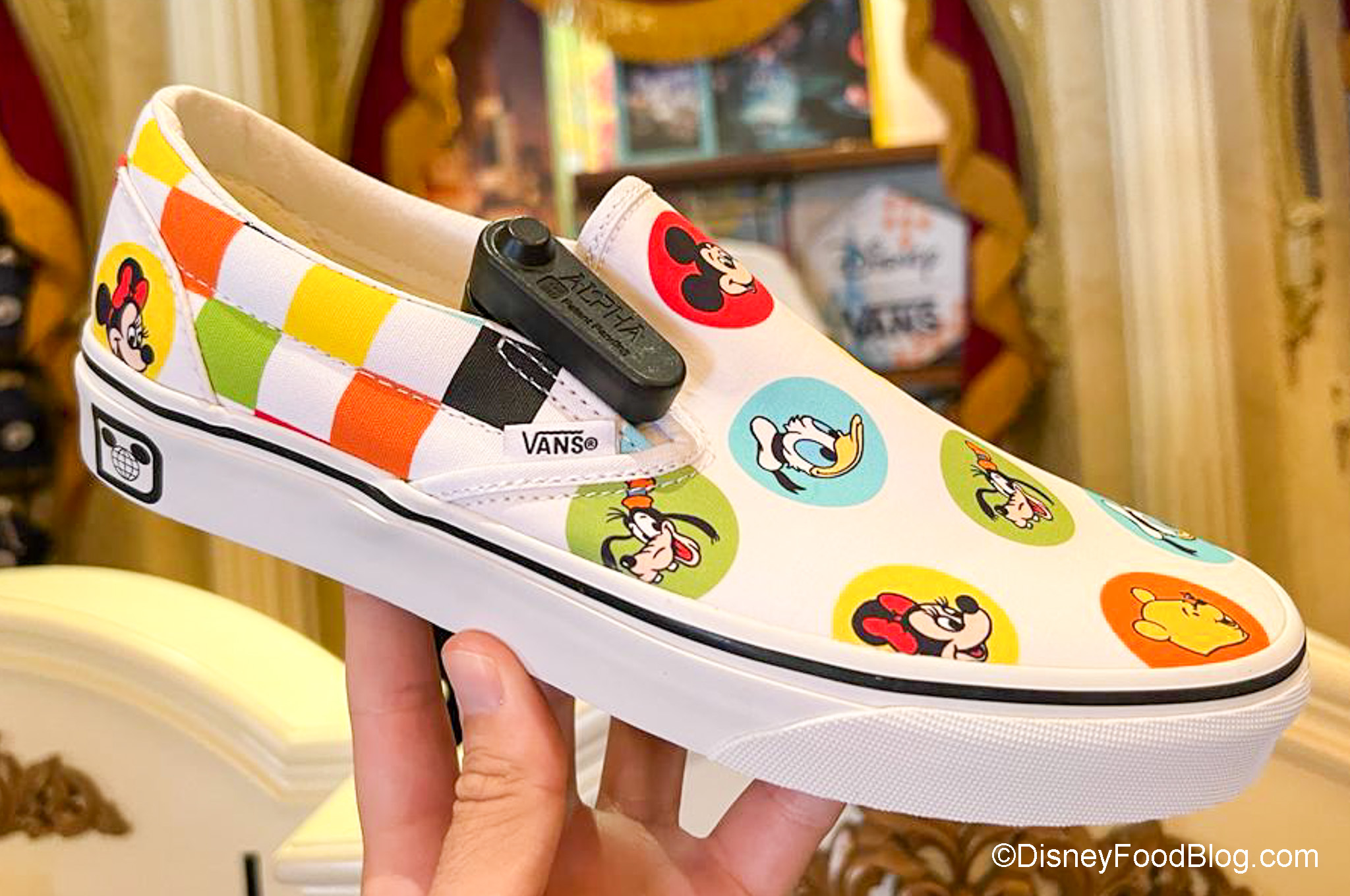 Familiarizarse Lubricar este New VANS Sneakers Featuring Mickey and Friends Are in Disney World! | the  disney food blog