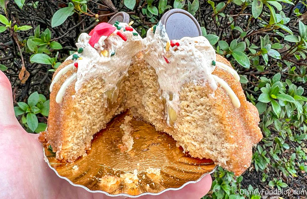 https://www.disneyfoodblog.com/wp-content/uploads/2022/11/2022-wdw-dhs-hollywood-studios-abc-commissary-holiday-minnie-mouse-bundt-cake-1.jpg