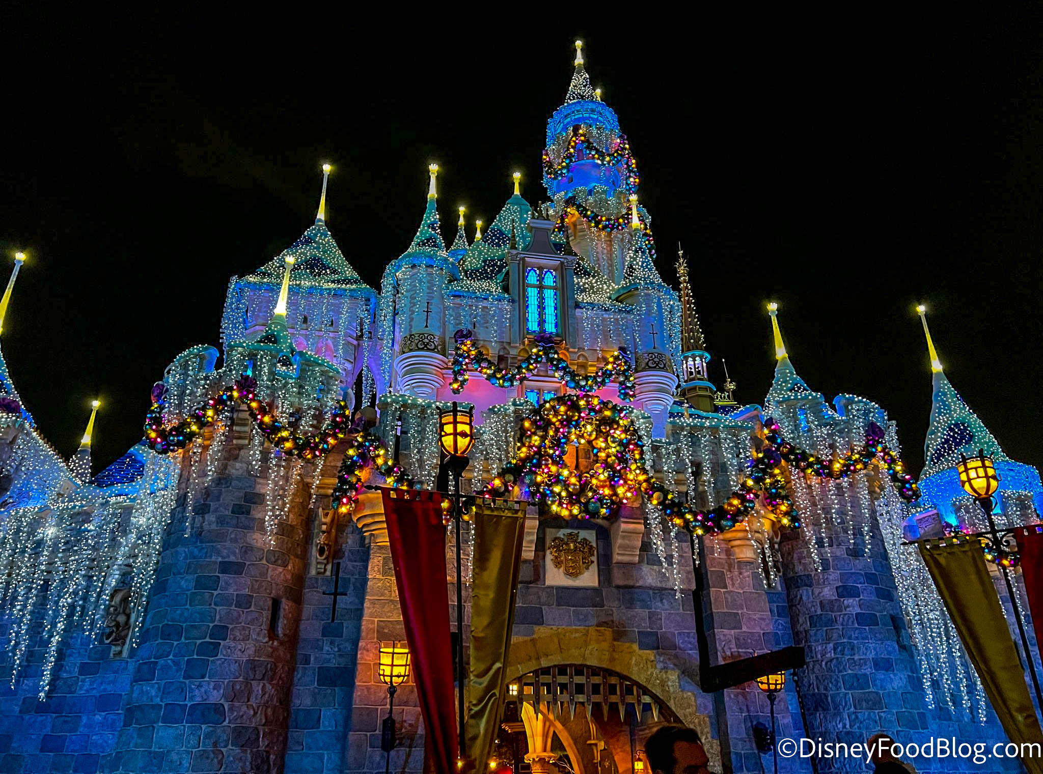 https://www.disneyfoodblog.com/wp-content/uploads/2022/12/2022-dlr-disneyland-park-sleeping-beauty-castle-nighttime-lights-holiday-decorations-3.jpg