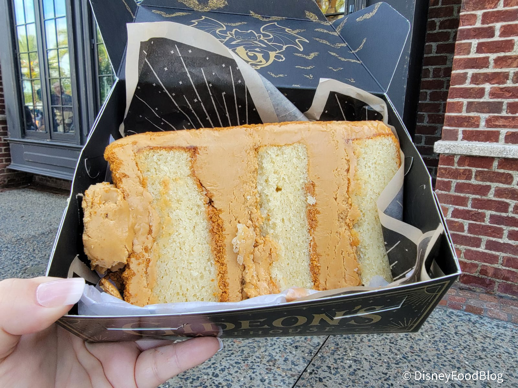 https://www.disneyfoodblog.com/wp-content/uploads/2023/01/wdw-ds-disney-springs-gideons-bakehouse-cookie-butter-buttercream-cake.jpg
