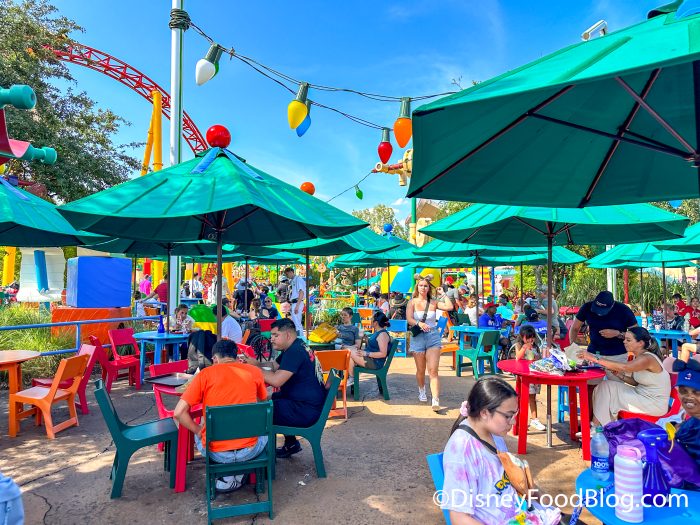 wdw-dhs-woodys-lunch-box-tables-detail-a