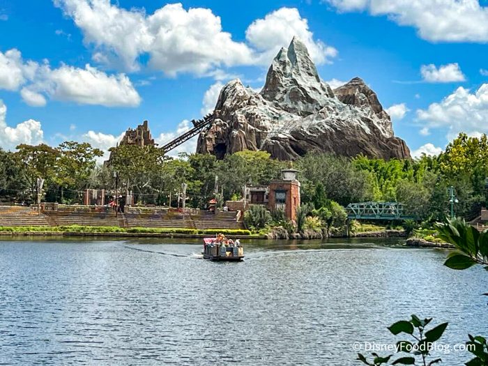 2023-wdw-dak-expedition-everst-ride-atmo