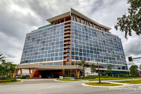 REVIEW: This Disney World Hotel Restaurant Is Good For ONE Thing, But We Don’t Mind!
