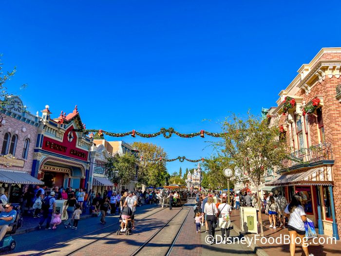 2023-DLR-Disneyland-Resort-Christmas-Hol