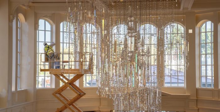 dsneyland-hotel-paris-chandelier-700x357