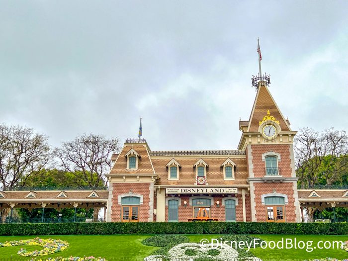 2024-DLR-Disneyland-Rainy-Day-Entrance-A