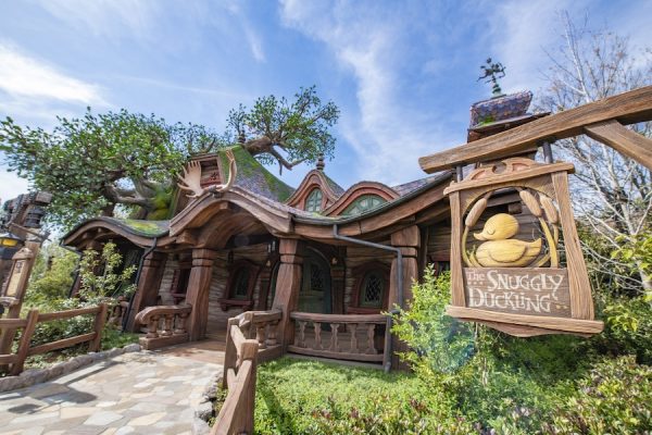 FIRST LOOK INSIDE Disney’s Brand New Snuggly Duckling Restaurant in Tokyo DisneySea’s Fantasy Springs!