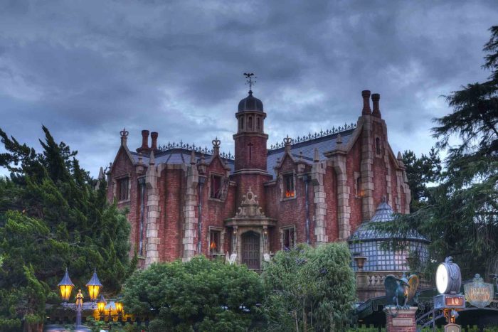 2024-tokyo-disneyland-haunted-mansion-70