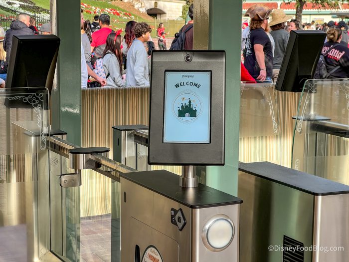 2024-DLR-disneyland-new-turnstiles-atmo-