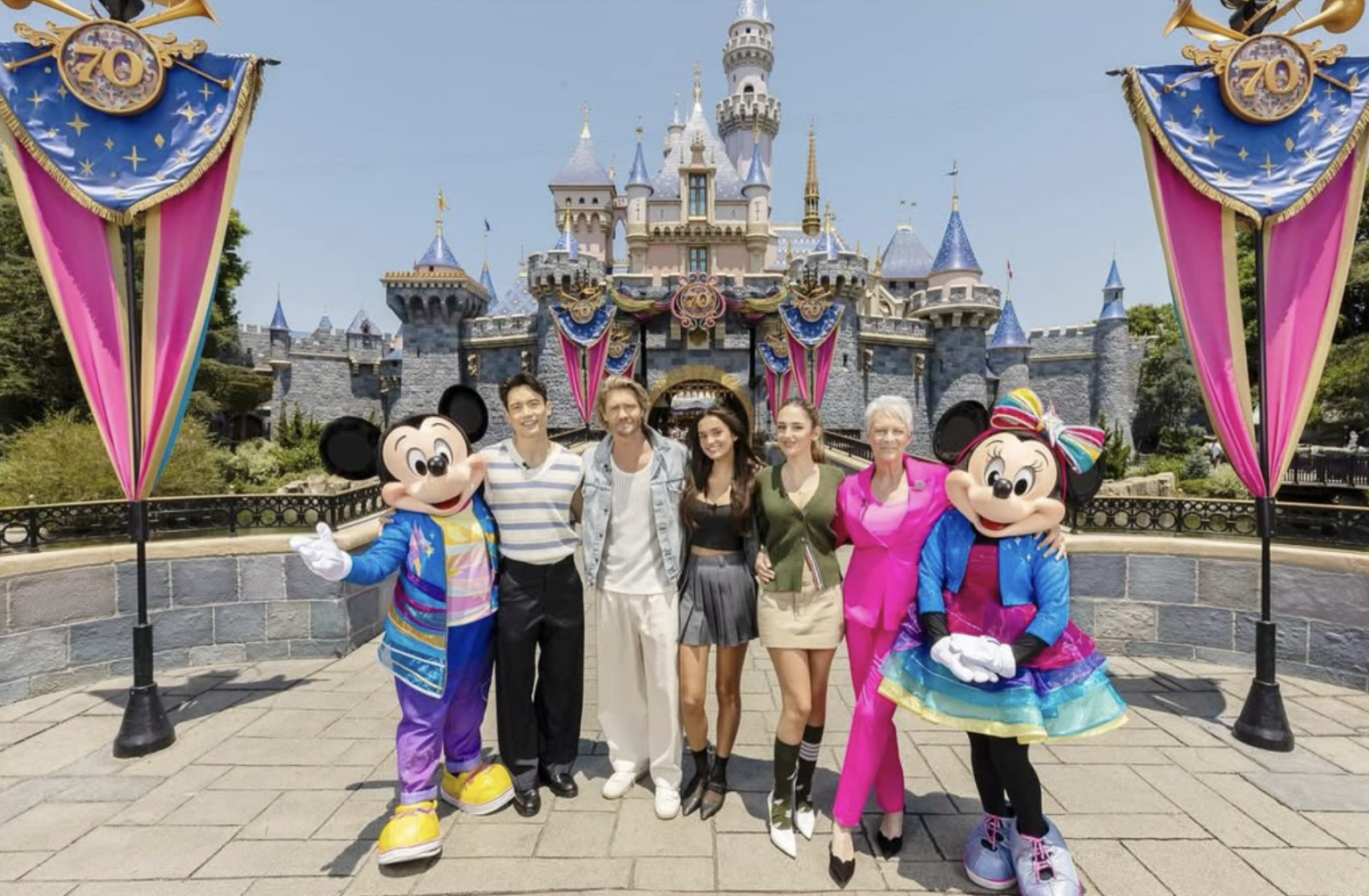 CELEBRITIES SPOTTED! Millennial Disney Adults Are Freaking Out After
