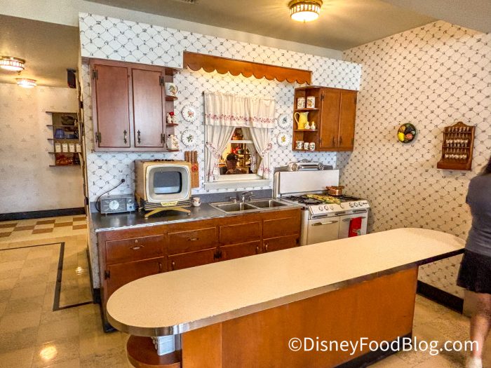 2025-wdw-dhs-50s-prime-time-atmo-01-700x